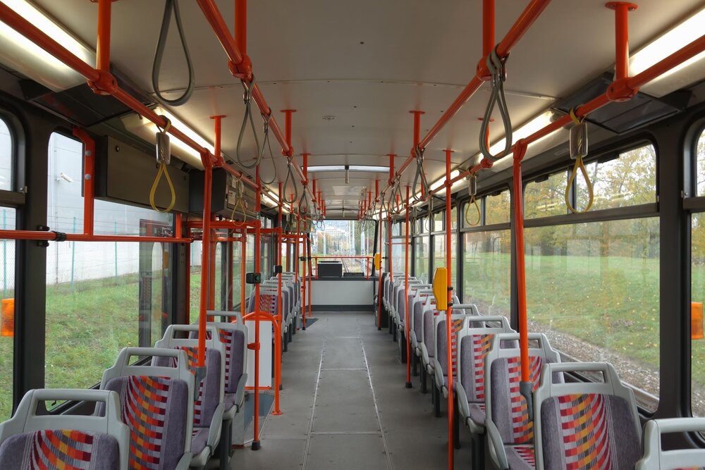 Pohled do interiéru vozu ev. č. 1223 (ex-Praha ev. č. 8652) v Brně. (foto: Jan Martinkovič)