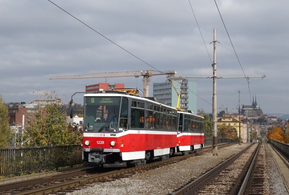První ex-pražská souprava tramvají T6A5 v Brně ev. č. 1228+1223. (foto: Jan Martinkovič)