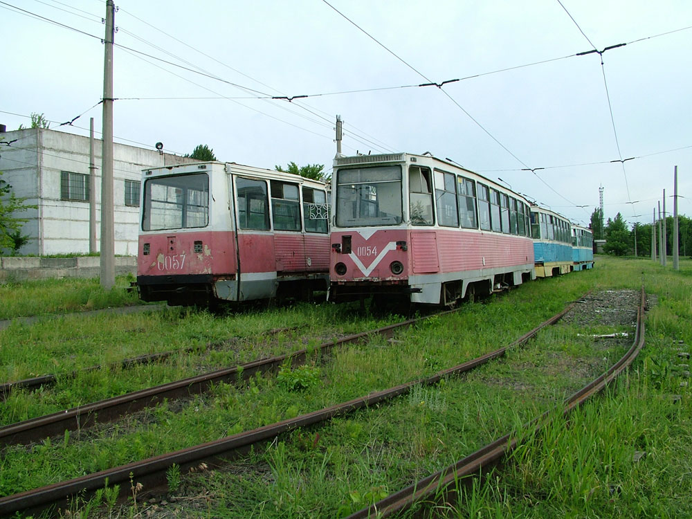 Vyřazené vozy KTM-5 v ukrajinském Kramatorsku v roce 2002. (zdroj: Yury Maller, http://ymtram.mashke.org)