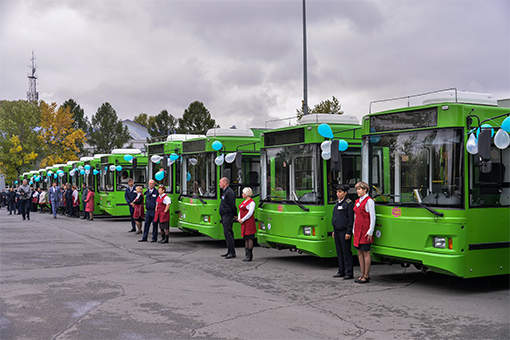 Prezident Tatarstánu má trolejbusy očividně v oblibě, takovouto parádu s balónky a reprezentativními uniformami nepřipraví při přejímce nových trolejbusů ani leckterý podnik v našich končinách. Snímek je z loňského září. (foto: Аппарат Президента Республики Татарстан)