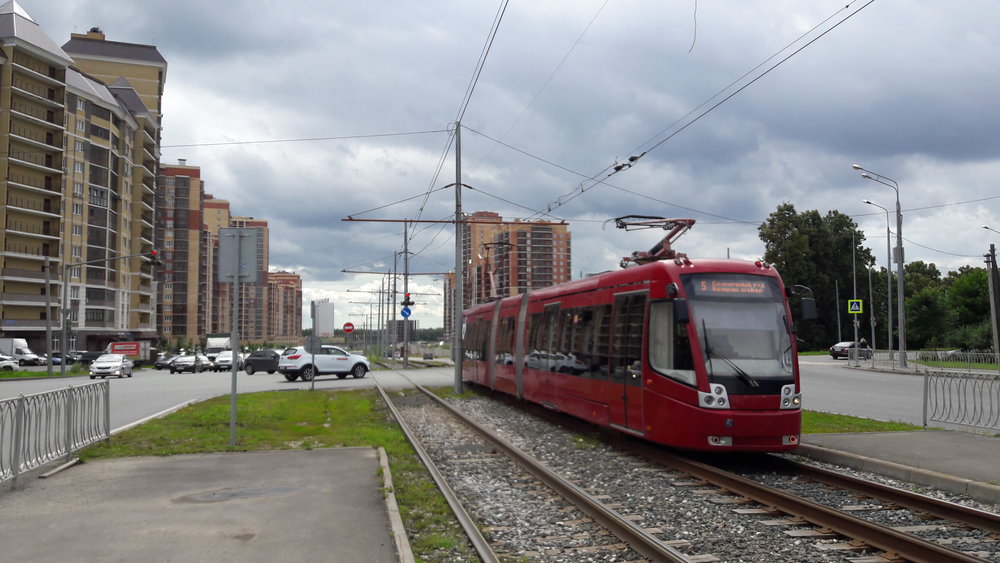 Zákazníky běloruské tramvaje typu BKM-843 bychom napočítali na prstech jedné ruky. Tím největším je Kazaň, která jich má 20 ks. Letos je potvrzená objednávka na další tři vozy, což je počet, který si v minulosti pořídil Petrohrad. Zde je jedna z tramvají zachycena na konečné linky č. 5 