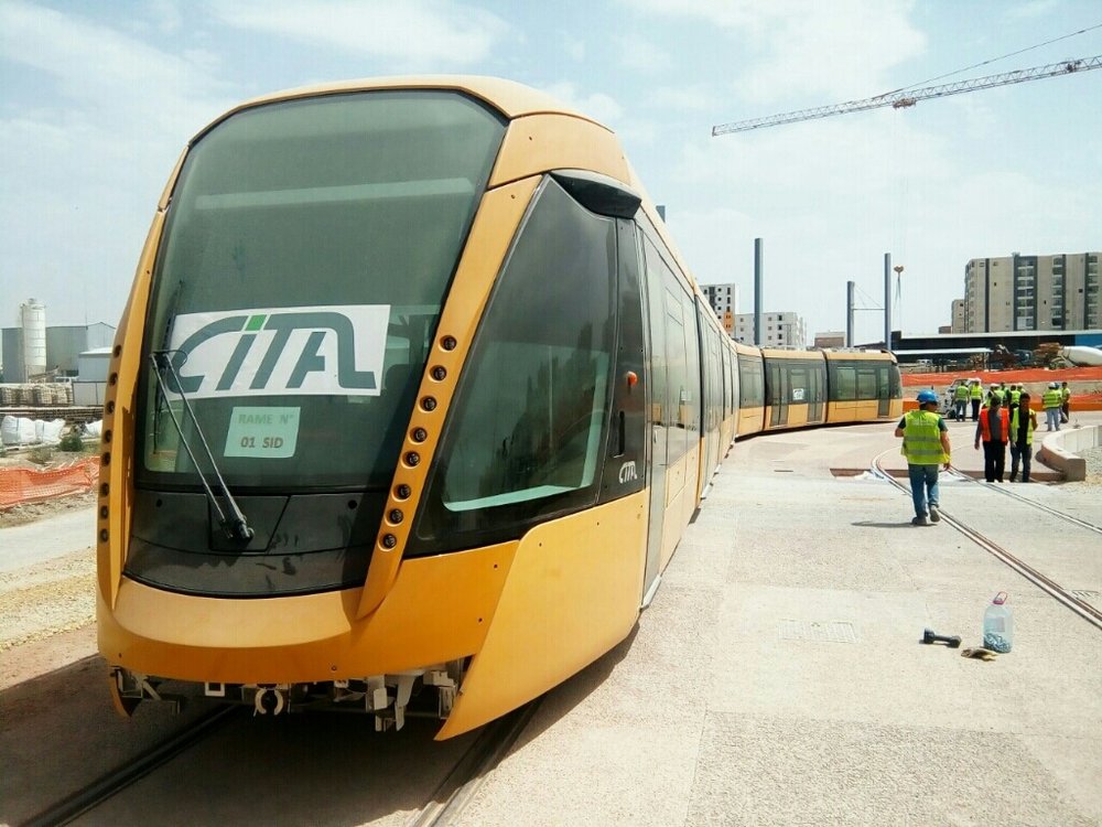 Tramvaje pro město Sidi-Bel-Abbès nesou logo výrobce Cital – společného podniku Alstomu a alžírských společností. (zdroj: tramway-sba.blogspot.com)
