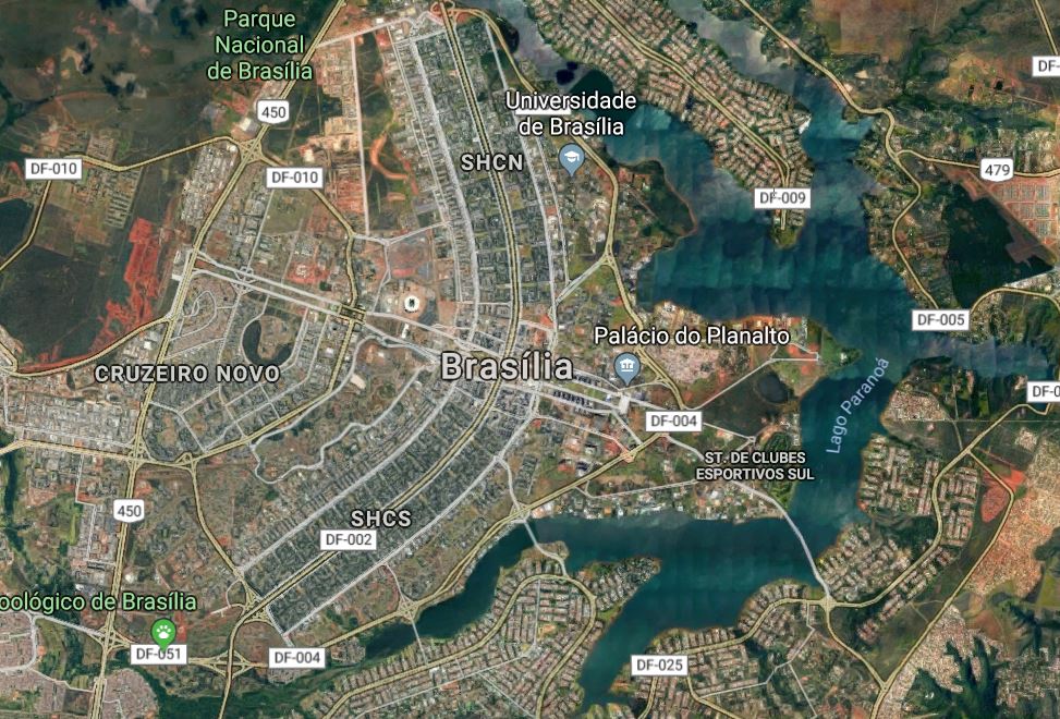Centrum Brasílie při pohledu shora. Metro začíná tam, kde je nápis “Brasília” a pokračuje směrem dolů, tam kde jsou písmena SHCS. (zdroj: Google Maps)