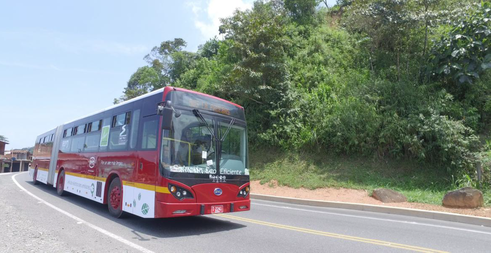 Vytvořil elektrobus, který zvládne ujet na jedno nabití 400 km, není v dnešní době až tak složité, zvlášť pokud má výrobce k dispozici vysokopodlažní vůz. (foto: BYD)