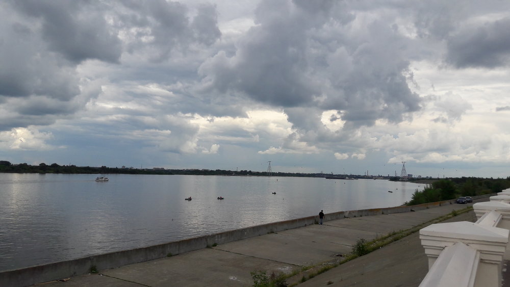 Pohled na lanovou dráhu z nábřeží řeky Volhy.