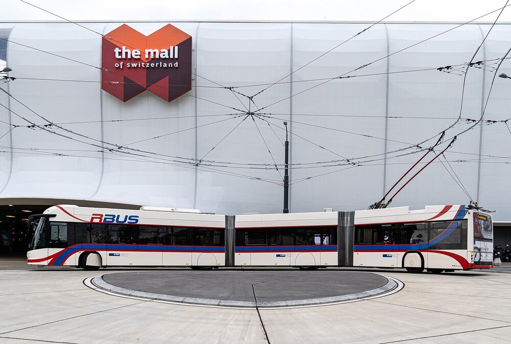 Z tohoto snímku se tak trochu člověku točí hlava… Pořízen byl minulý týden a vidíme na něm vůz typu lighTram ev. č. 242 (r. v. 2014), který se jal novou trať vyzkoušet. (foto: Verkehrsbetriebe Luzern AG)