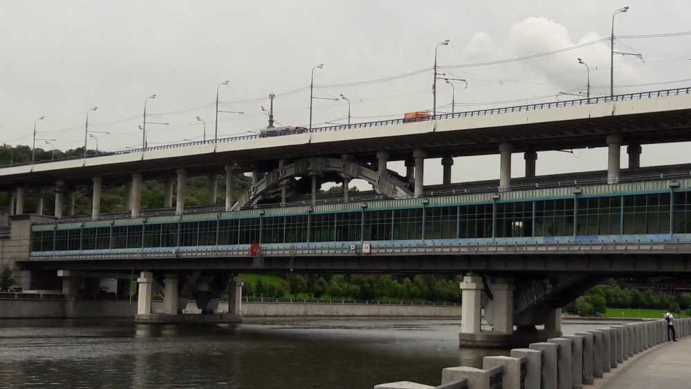 V dolní části tohoto mostu přes řeku Moskvu leží stanice červené linky metra Vorobjovy gory, na horním patře mostu pak jezdí trolejbusy, ovšem jak dlouho ještě? 
