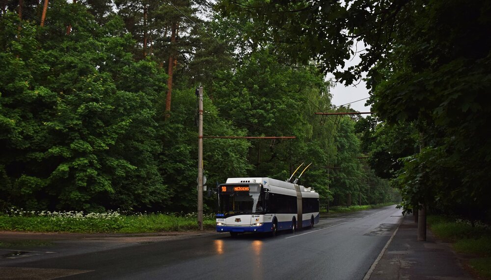 Trolejbus Škoda 27 Tr v Rize. Vodíkové trolejbusy jsou vybaveny výzbrojí polského Medcomu a jsou vyhotoveny v prodloužené verzi 18,75 m. Odpovídají však ještě také tzv. III. generaci. (foto: Petr Bystroň)