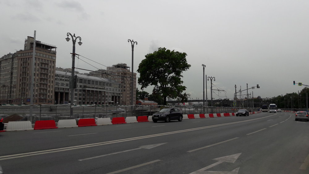 Nábřeží bez drátů jaksi osiřelo, zato teď po něm jezdí desítky autobusů denně navíc.