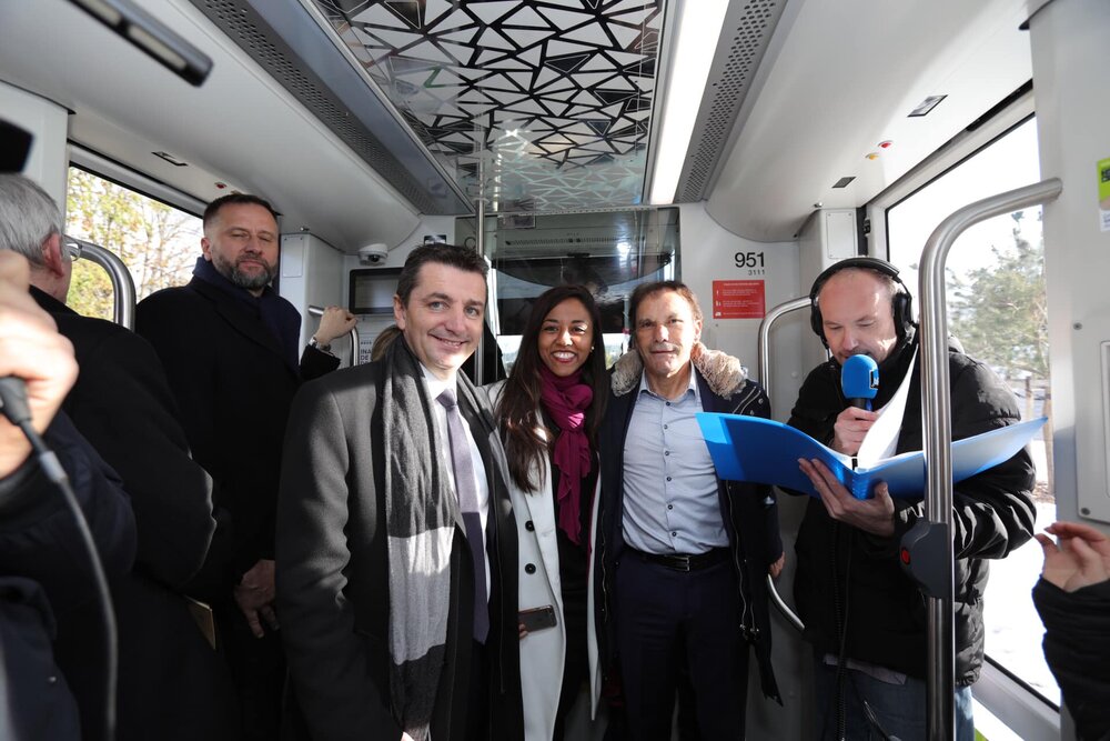 Představitelé města a další hosté se radují z otevření nového tramvajového úseku. (foto: Ville de Saint-Étienne)