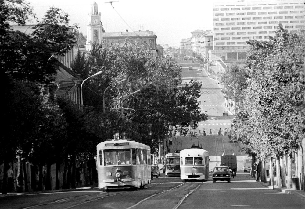Tramvaje na třídě Lenina v roce 1975. Ani tehdy nebyly koleje v nejlepším stavu. (zdroj: archiv Vladimira Fišmana)