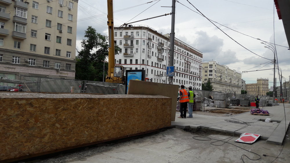 Sadovoje kolco se dle představitelů města, kteří narazili na nevoli místních, mělo nakonec bez trolejbusů obejít jen po dobu rekonstrukce ulice, jenže následovaly výmluva za výmluvou, proč se trolejbusy ještě nevrátí, a dnes už nad tímto důležitým silničním okruhem Moskvy trolej spíše nevisí, než visí. 