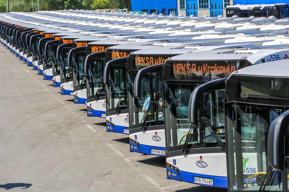 Celkem 77 článkových vozů zařadil v jediný den do provozu krakovský DP. (foto: MPK Kraków)