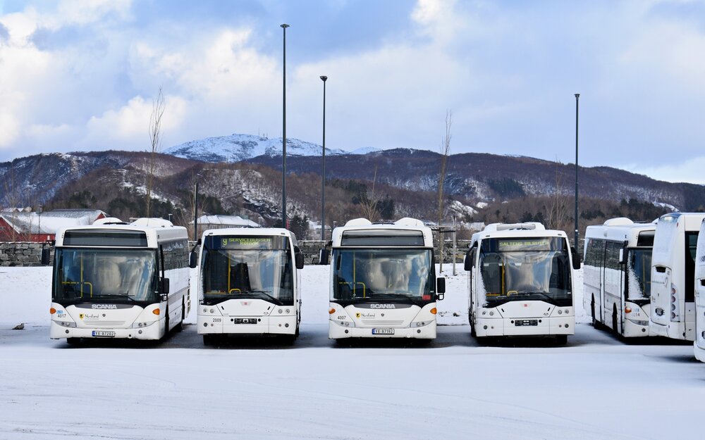 Odstavené Ikarusy EAG E91.55 ev. č. 2009 a 2012 (vpravo) proložené Scaniemi OmniLink II vyčkávají dne 24. února 2020 v zasněženém areálu společnosti Norlandsbuss v Bodø na svůj další osud. (foto: Matěj Stach)
