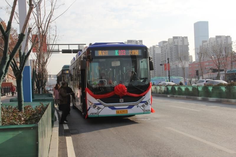 První nové trolejbusy dodává výrobce Zhongtong Bus Holding Co. z provincie Šan-tung, jejímž hlavním městem je právě Ťi-nan. (zdroj: sina.cn)