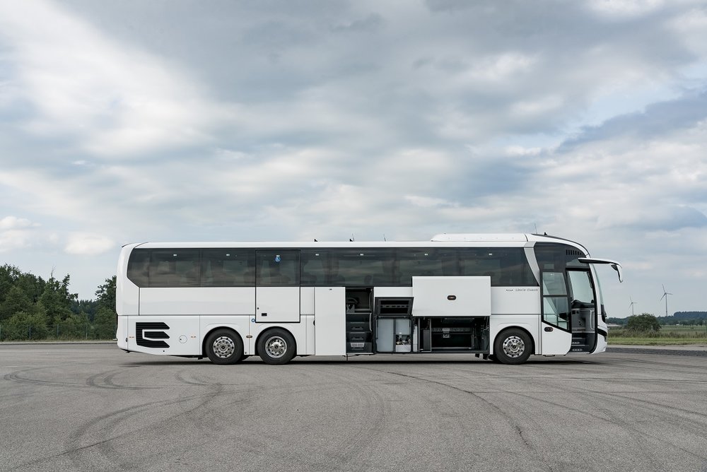 Boční pohled na MAN Lion's Coach v třínápravovém provedení a s výtahem pro vozíčkáře. (foto: MAN Truck & Bus)