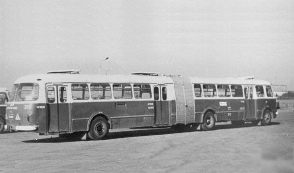 Jelcz AP-02 dosahoval délky téměř 18m a vyráběn byl na základě dokumentace předané z MPA Warszawa. Tento snímek pochází z polského Krakowa. Podle dostupných informací bylo vyrobeno několik stovek těchto vozů, které však neměly nic společného s československým prototypem Škoda 706 RTO-K. (zdroj: MPK Kraków) 