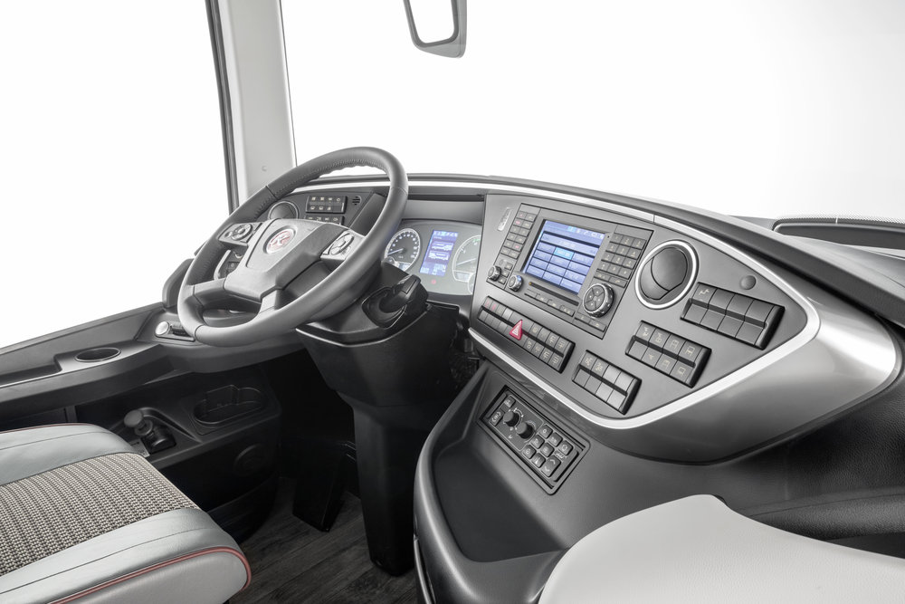 Pracoviště řidiče v nové patrové Setře. (foto: EvoBus)