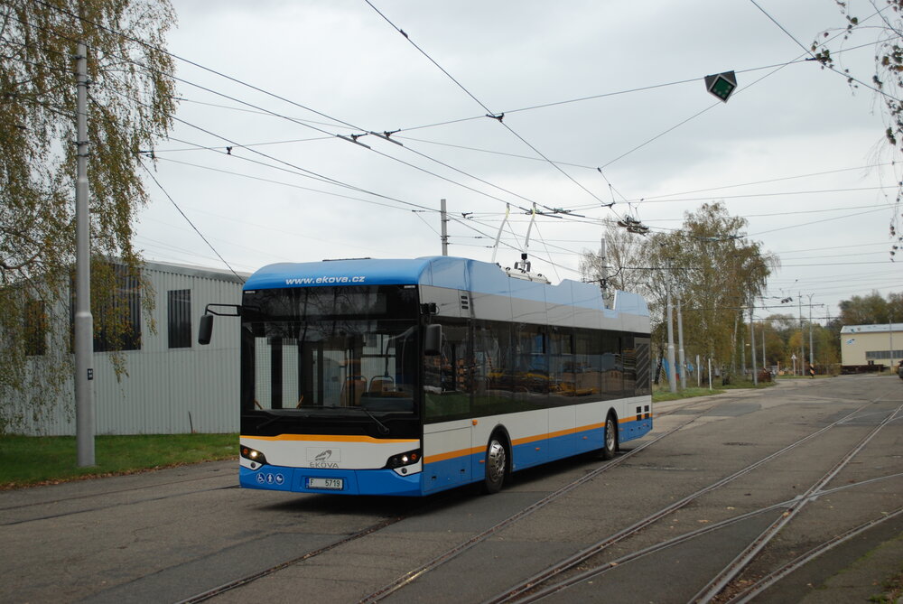 Ekova Electric hodlala vyrábět také vlastní trolejbusy. Vznikl jediný, který je dnes zkoušený v Praze. Až na drobné závady vykazuje prototyp výbornou spolehlivost. Do tendru na dodávku 12 parciálních trolejbusů pro mateřskou firmu - DP Ostrava - se však společnost kvůli nastavení kritérií (požadavků na reference) nemohla přihlásit… (foto: Libor Hinčica)