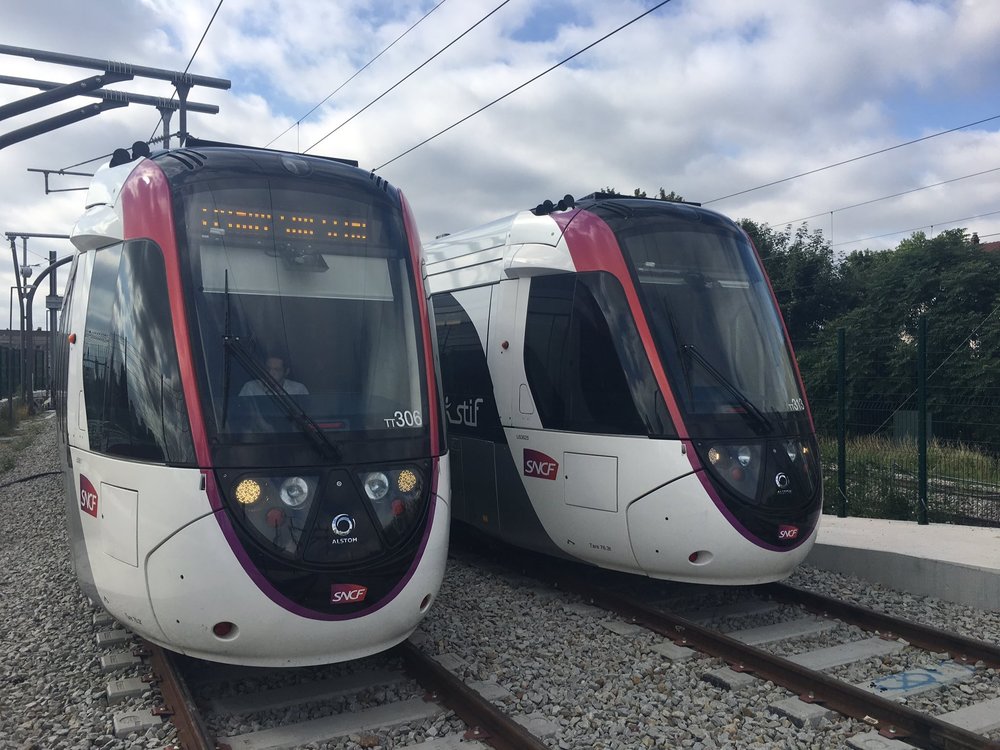 Vlakotramvaje Alstom Citadis Dualis na lince T11 u Paříže. (zdroj: https://twitter.com/Tram11Express)