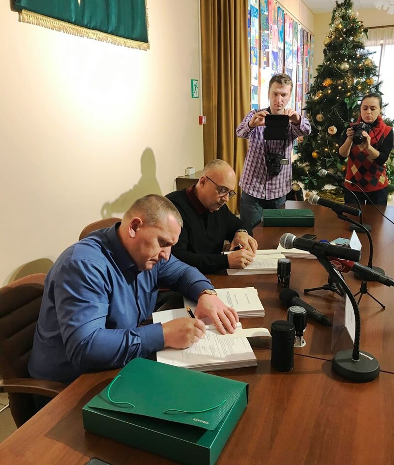 Podpisu obsáhlé smlouvy byl přítomen i vánoční stromeček. (zdroj: «AT «AK «Bogdan Motors»)