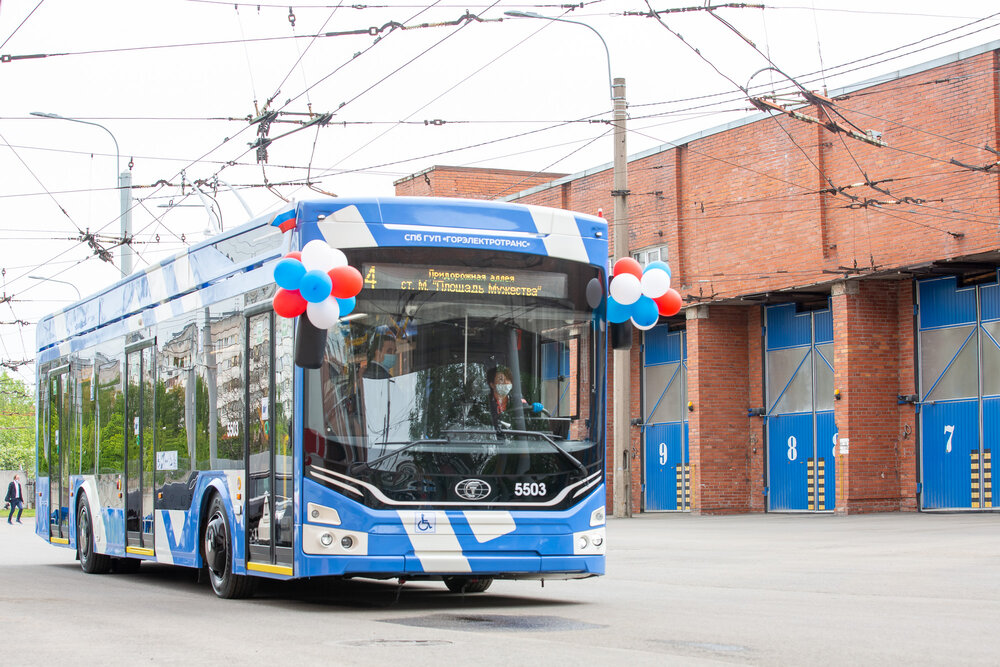 Trolejbus ozdobený balónky. (foto: PK “TS”)