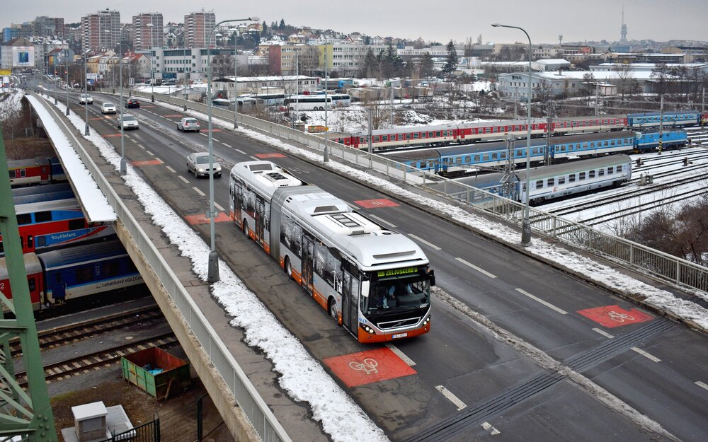 V pražském provozu bylo možné bruselské Volvo 7900A Hybrid potkávat od 6. února do posledního května 2019. Hybrid opatřený ev. č. 6000 právě na snímku z prvního provozního dne přejel východní část Odstavného nádraží Praha - jih (ONJ) a brzdí do zastávky Záběhlice. (foto Matěj Stach)
