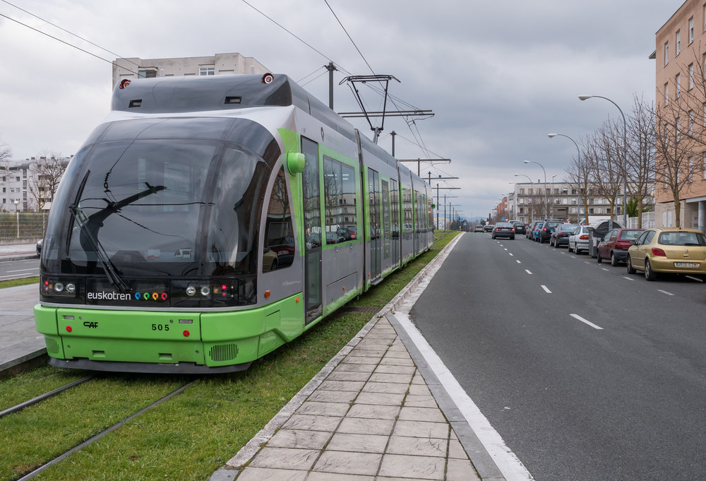 A ještě jednou tramvaj Urbos 2. Stejná jezdí i v Bilbau. (foto: Juanjo Olaizola Elordi)