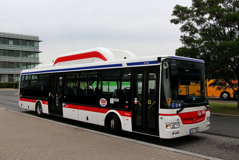 Netradiční dvoudveřové provedení autobusu SOR NB 12 CITY. (foto: Roman Vanka)