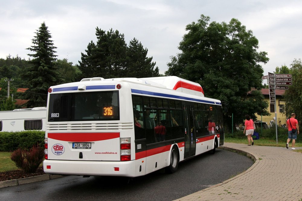 Pohled zezadu na dvoudveřový autobus SOR NB 12 CITY. (foto: Roman Vanka)