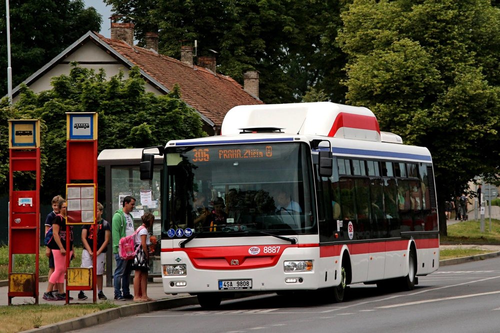 Nové autobusy jsou již nasazovány i na linky spojující Kladno s Prahou. (foto: Roman Vanka)
