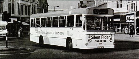 Silent Rider (modifikace autobusu Seddon RU33) byl dalším z vozidel, které ve Velké Británii vzniklo po první ropné krizi, navíc v kontextu šířícího se všeobecného znepokojení ohledně horšící se kvality životního prostředí. Nicméně ani ono nevydrželo v provozu dlouho. Na britských ostrovech se však elektrobusy snažily marně prosadit mnohem dříve. Například není bez zajímavosti, že už v roce 1906 tehdy čerstvě založená London Bus Company slibovala, že do roka zaplaví ulice hlavního britského města 300 elektrobusy (se stejným nápadem přišla loni Moskva a zdá se, že se stane realitou, prvních 200 vozů bylo v květnu 2018 vysoutěženo). První elektrobus se objevil o rok později, jenže kyselinové výpary z baterií cestující obtěžovaly a technologie samotná byla nespolehlivá, a proto se v Londýně žádná elektrobusová revoluce nekonala a daná společnost roku 1910 zkrachovala. Od té doby se elektrobusy v ulicích světových měst nemohly, nejednou navzdory masivní finanční podpoře, prosadit a teprve v tomto století se stávají denní realitou, byť za často diskutabilních okolností. (zdroj: repro z časopisu New Scientist, vydání z 17. července 1986)