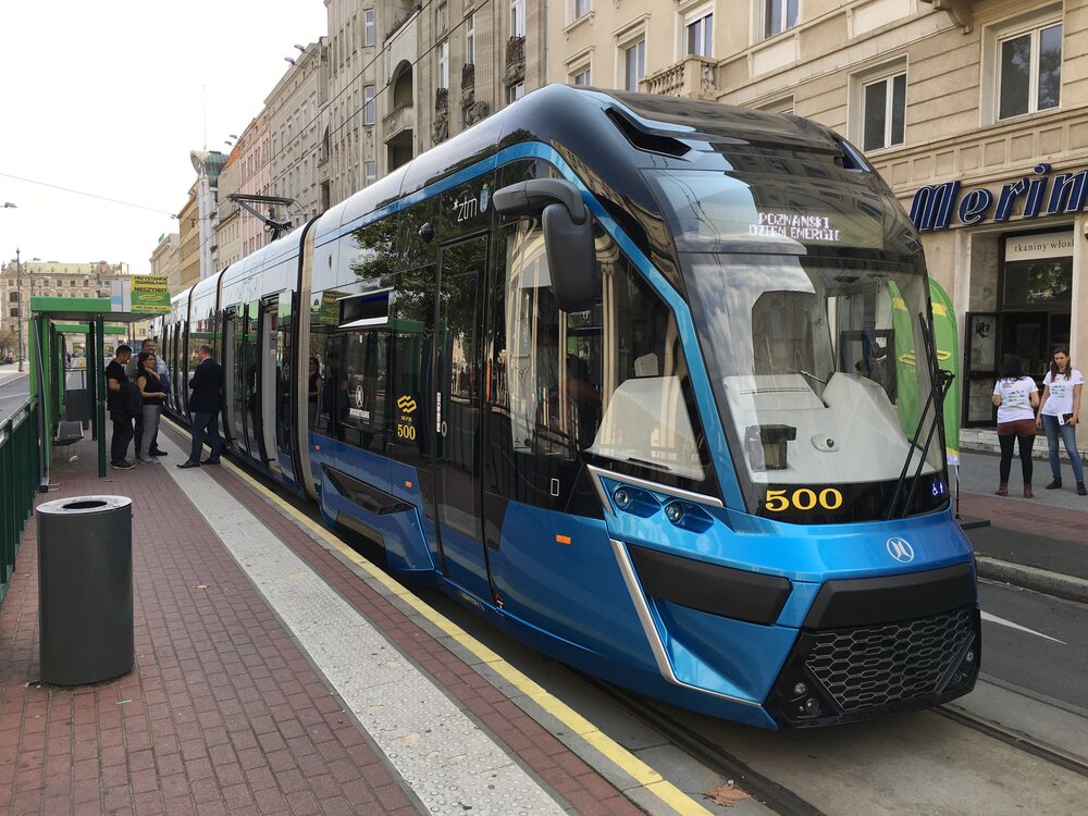 Tramvaj Moderus Gamma LF 01 AC - první prototyp z roku 2016, z jehož designu by se mělo vycházet i u tramvají pro Lodž. (zdroj: Wikipedia.org)