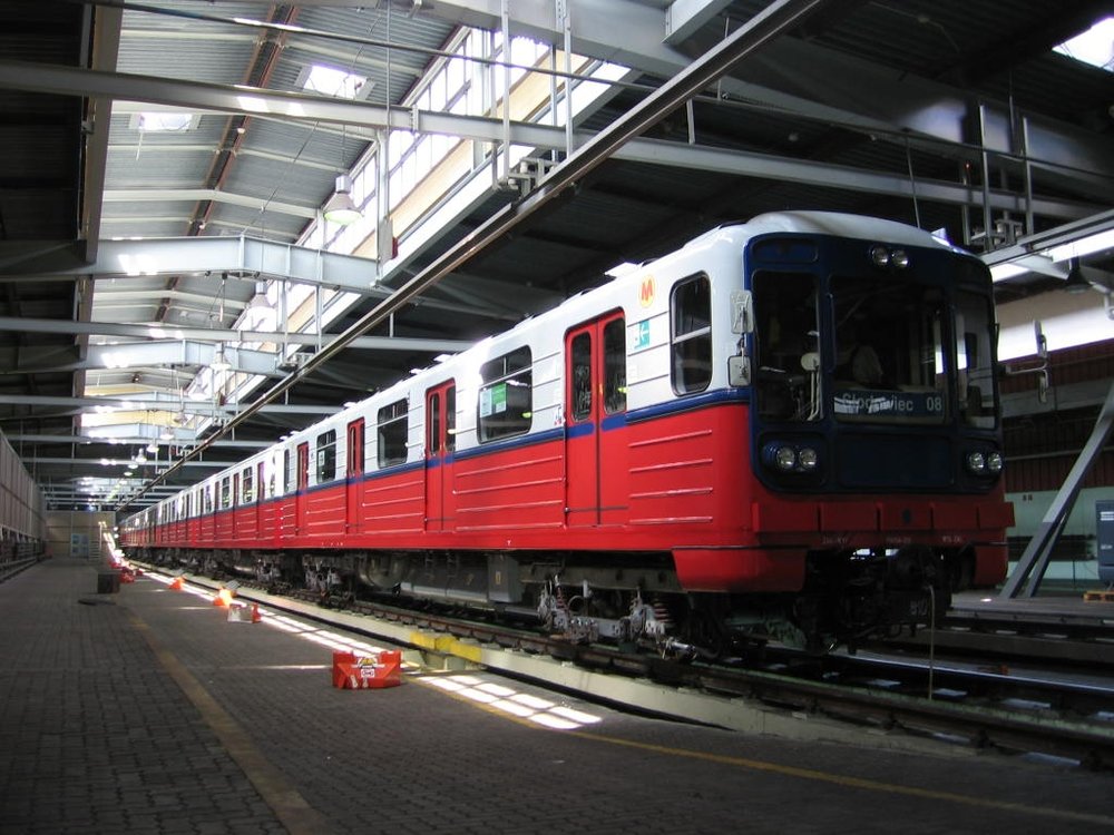 Ve Varšavě jsou stále v provozu i jednotky metra 81-71 ruské výroby. Mimoto jsou ale provozovány také novější soupravy Alstom Metropolis a Siemens Inspiro. (zdroj: Wikipedia.org)