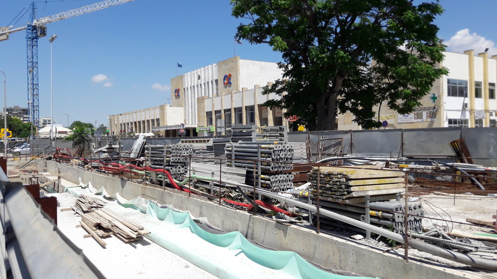 Prostor před tzv. novou železniční stanicí v první polovině června 2017.