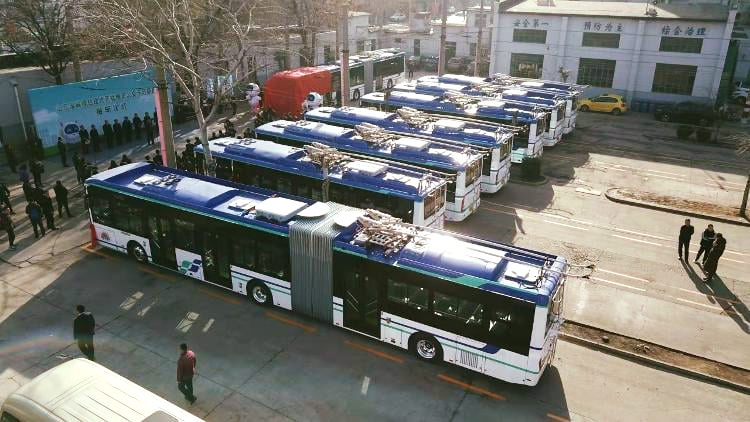 Nové trolejbusy na slavnostní prezentaci. (foto: město Ťi-nan / www.jinan.gov.cn)