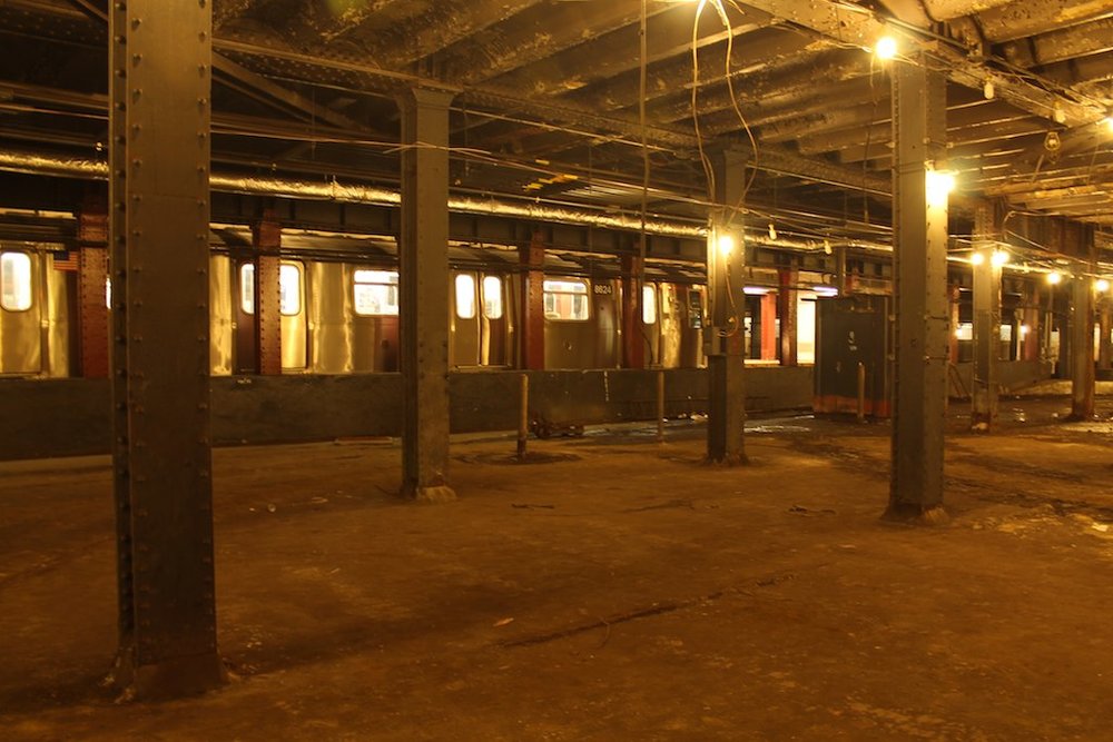 Pohled z prostoru tramvajového terminálu ke stanici metra. Ta nadále slouží svému účelu. (foto: The Low Line)