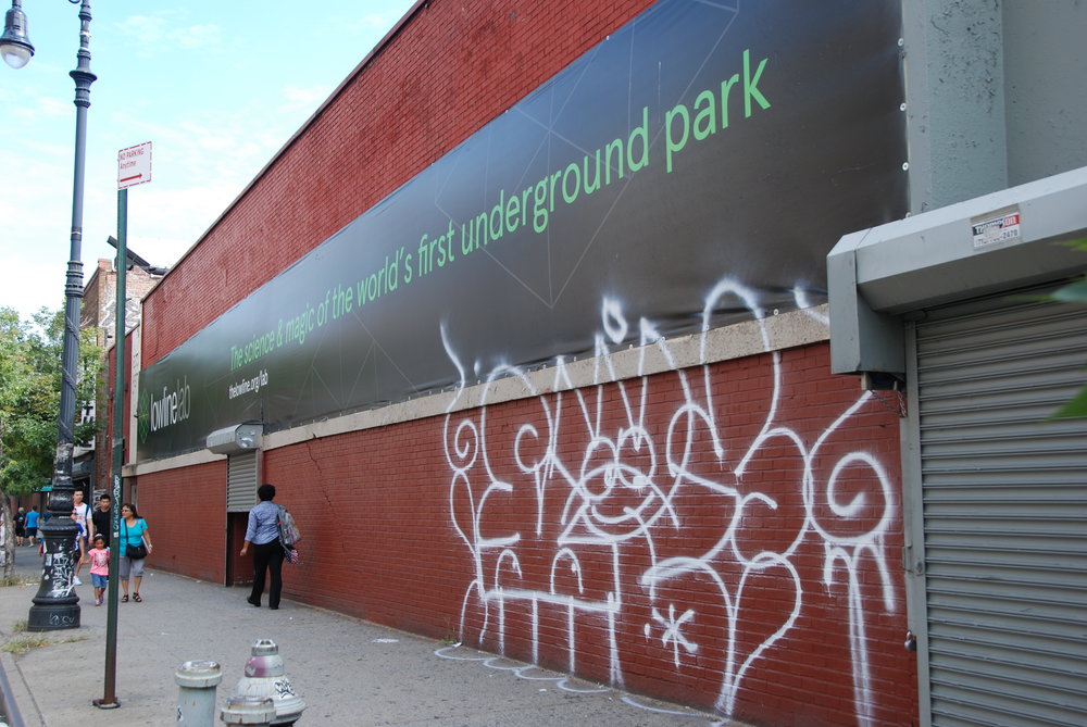 Venkovní vzhled bývalého obchodu, v němž byla ukryta Low Line Lab. (foto: Libor Hinčica)