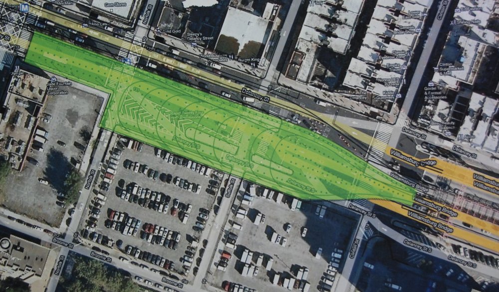 Plocha budoucího parku. Napravo je napojení na Williamsburg Bridge. (foto: Low Line Lab)