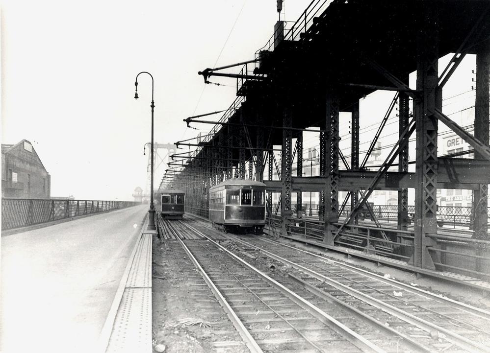 Tramvaje koncepce Peter Witt přejíždějí přes most Williamsburg Bridge v New Yorku. Ten dnes slouží jen pro potřeby automobilů, pěších a metra, v minulosti se na něm nacházely i tramvajové koleje, a to po dvou na severní a jižní straně. Po jižní jezdily tramvaje z Brooklynu na podzemní terminál na Manhattanu, po severní naopak tramvaje z Manhattanu na terminál v Brooklynu (Washington Plaza). (zdroj: wikipedia.org)