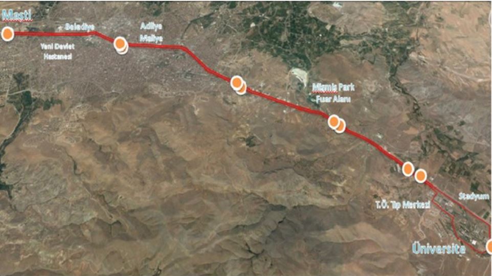 Zdánlivě dlouhá trať má logiku: spojuje lokality, mezi kterými panuje po většinu dne vysoká přepravní poptávka (vlevo/na západě: autobusové nádraží v Malatyi, vpravo/na východě: univerzitní areál). Nácestná obratiště vytvořená díky propojovacím stopám pak umožňují vybrané spoje libovolně krátit. (zdroj: Arif Emecen; pozn.: mapka je mírně pootočená po směru hodinových ručiček)