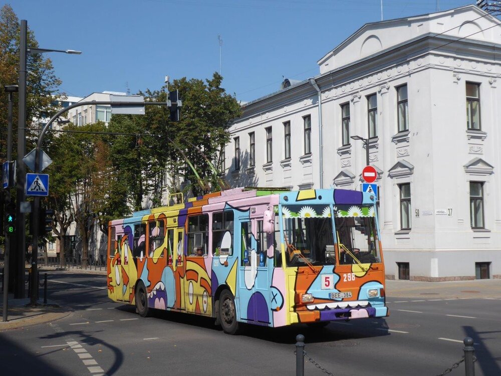 Trolejbusy Škoda 14 Tr byly v posledním roce provozu propůjčeny místním umělcům, kteří vozy vyzdobili graffiti. (foto: Gunter Mackinger)