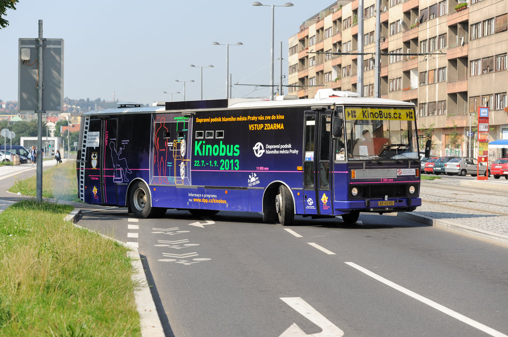 Netradičně upravená Karosa B 732.40 z roku 1990 slouží od roku 2008 jako Kinobus. (foto: DPP)