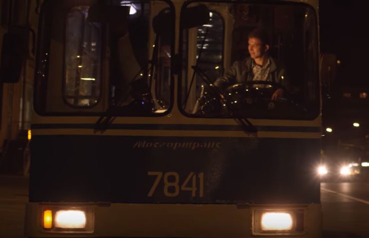 Trolejbus ev. č. 7841 si zahrál v Bastově loňském klipu. (zdroj: repro z YouTube / autor: 