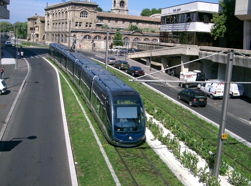 Design tramvají je neměnný od roku 1999, kdy byl navržen. Všech 130 tramvají tak na první pohled vypadá stejně, 12 kusů je však kratší délky (33 m). (zdroj: Wikipedia.org)