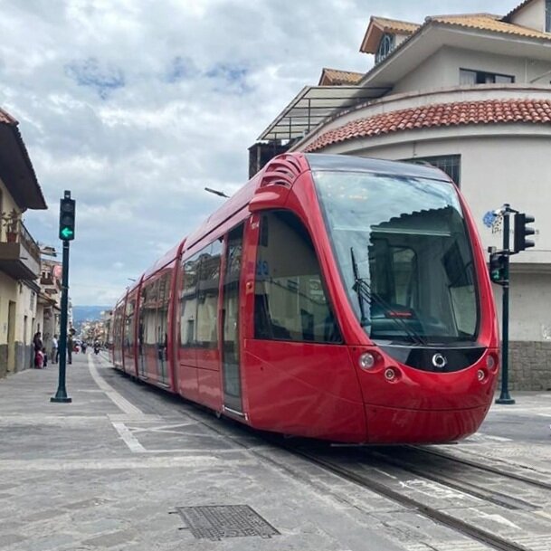 V centru města využívá tramvaj systém spodního přívodu proudu (APS). (foto: Tranvía Cuenca)