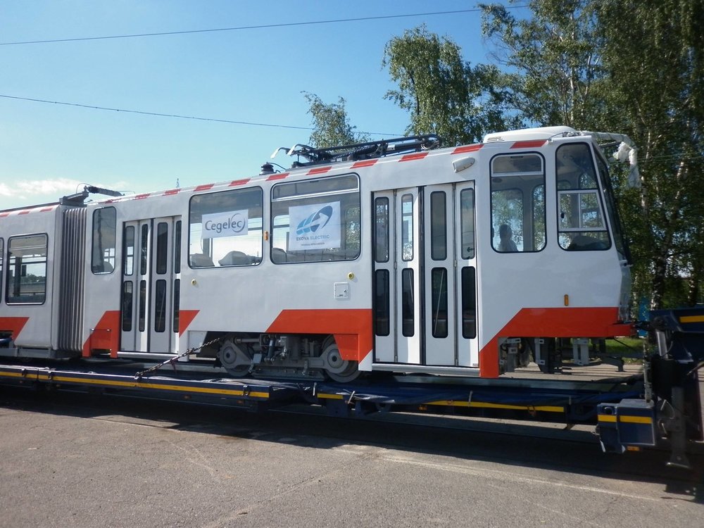 První vůz KT6T po modernizaci v Ostravě na silničním trajleru. (foto: Cegelec a. s.)