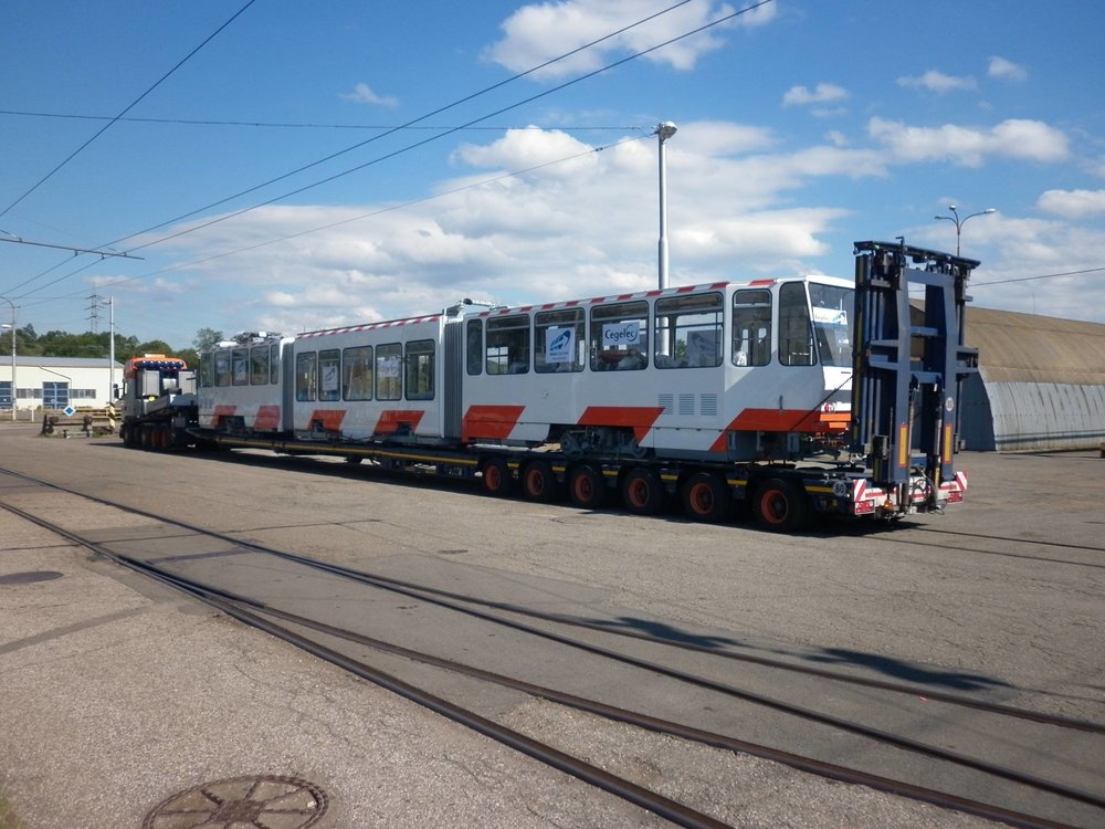 Tramvaj KT6T pro Tallinn obdržela nejen novou elektrickou výzbroj, ale také nové barevné schéma vycházející z vozů CAF Urbos AXL. (foto: Cegelec a. s.)