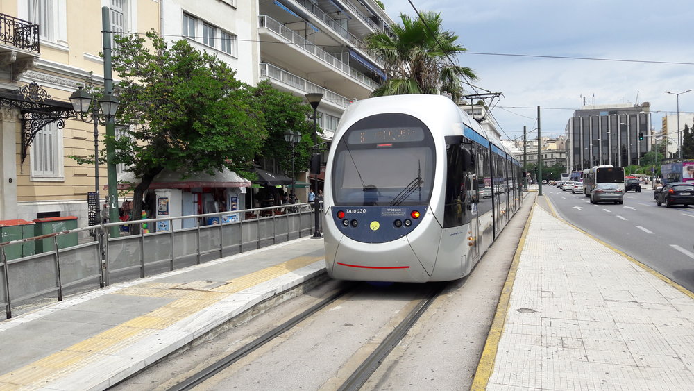Stávající flotilu 35 ks tramvají typu Sirio dodala italská AnsaldoBreda (dnes Hitachi Rail Italy). Na snímku z 11. června 2017 vidíme konečnou Syntagma, která je umístěna v centru města.  