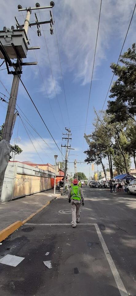 Na snímku z konce ledna 2020 vidíme obnovu trolejového vedení na ulici Canal de Apatlaco. Linka M se může těšit z toho, že její vedení zůstalo téměř neporušené, avšak zub času si na něm přece jen vyžádal svou daň. (foto: Toño Lopez Ramirez)